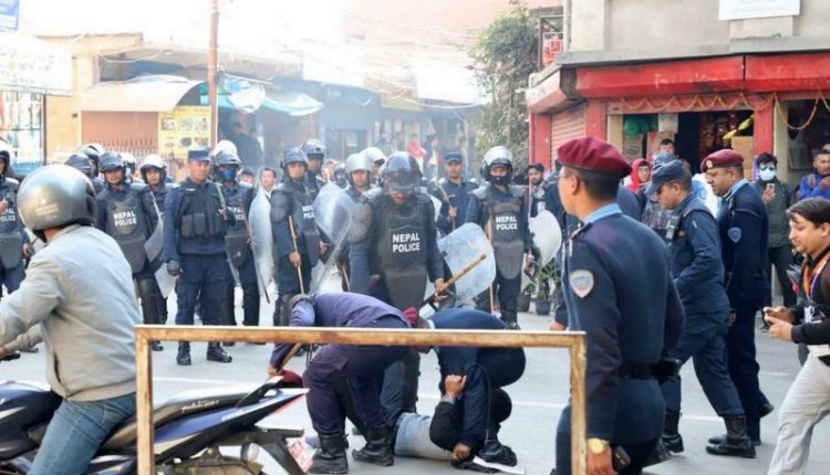 journalist-betate-by-police_QhjU1Ij9kY